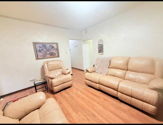 2 BEDROOM APARTMENT FOR SALE IN VANDERBIJLPARK CE 3